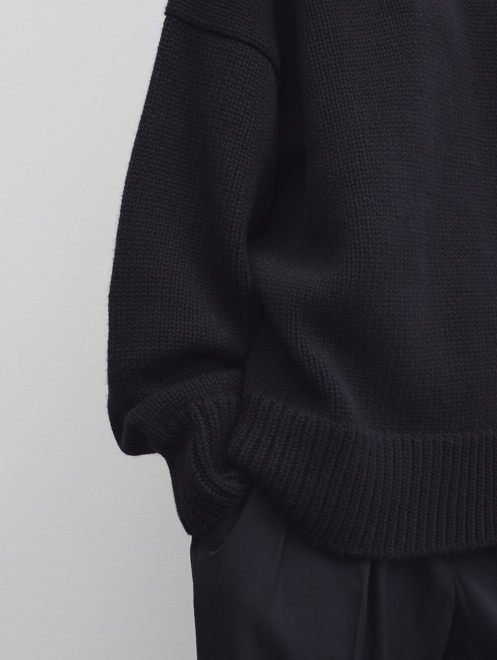 The Row Ophelia Oversized Wool Cashmere Crewneck Sweater Black Medium M NWT - Picture 3 of 7